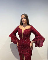Hermoso vestido de fiesta largo burdeos con lentejuelas y abertura frontal con mangas largas